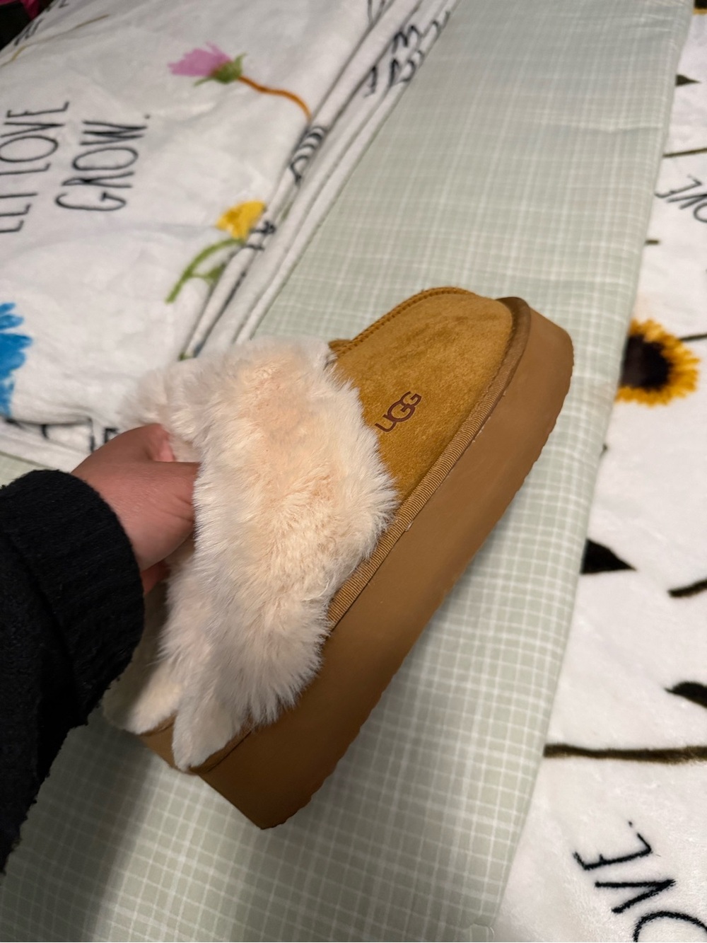 UGG Chestnut Slipper Slide with Soft Cream Shearling